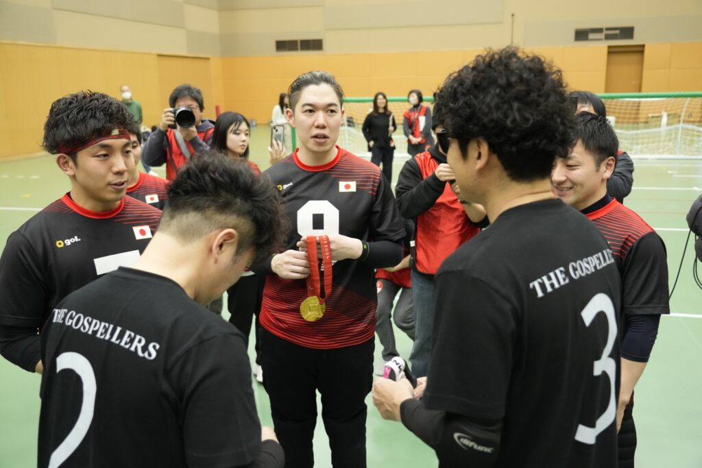 金メダルを見せながら話すパリパラリンピック日本代表とゴスペラーズ