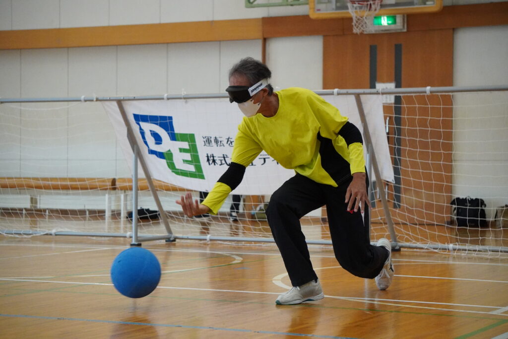 投球する参加者