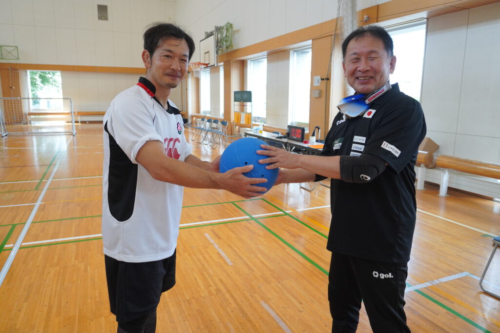 西村理事から山形県障がい者スポーツ協会チームにボールを手渡す様子