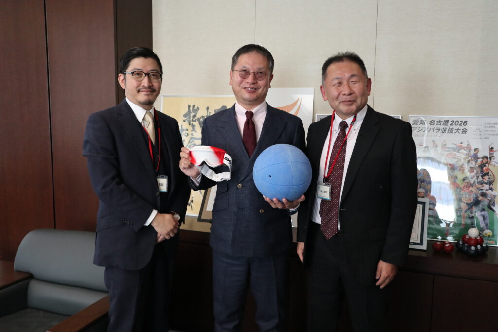 左から辻副会長、中央にアイシェードとボールを持つ川合長官、西村専務理事
