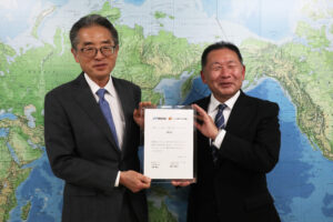 調印証を持つニデックの社長小澤様とゴールボール協会専務理事の西村